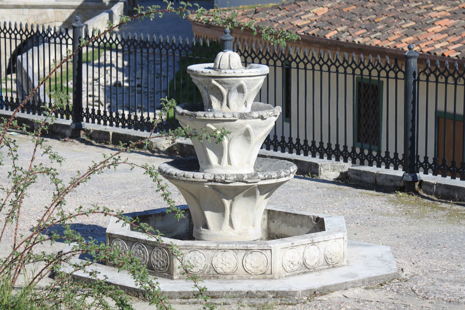 Скульптурный фонтан у Ханского дворца
