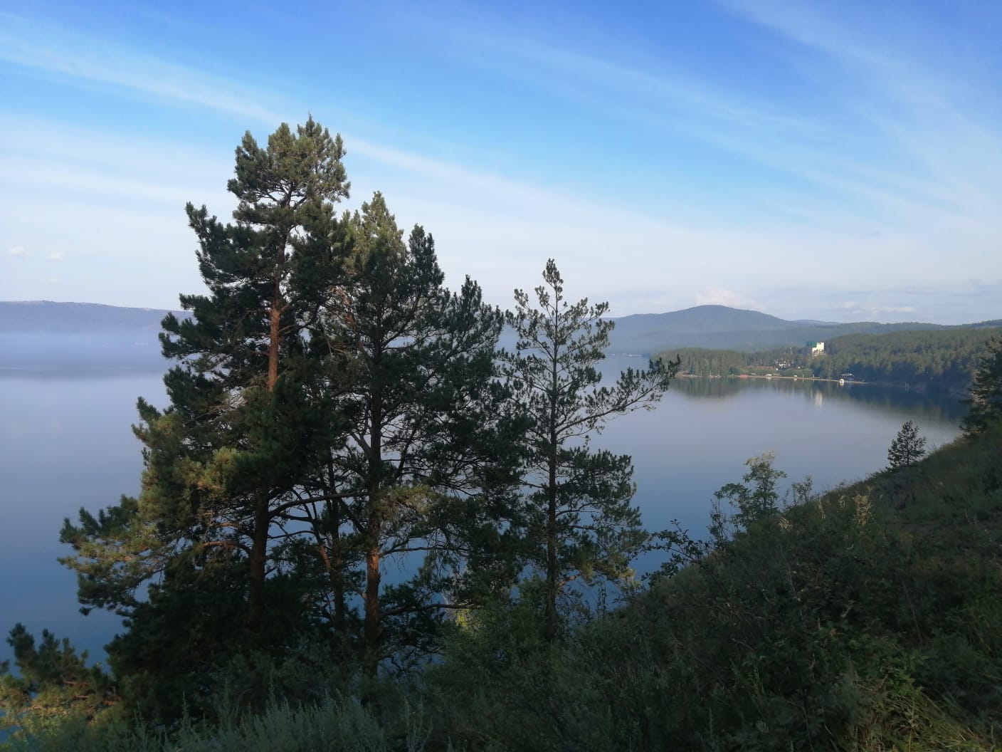 Вид на озеро Тургояк с обрыва