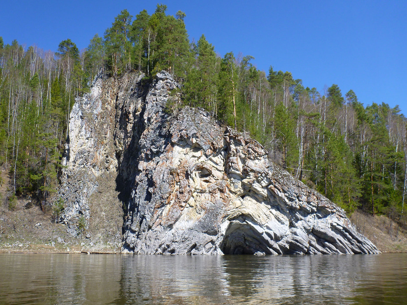 Камень Печка на реке Чусовая