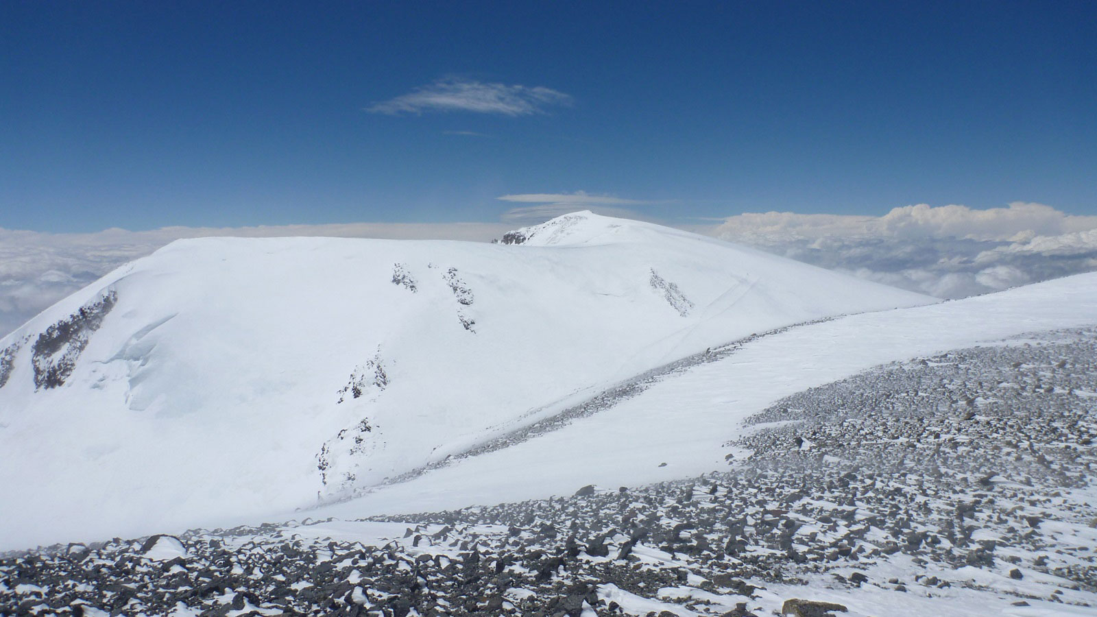 Западная вершина Эльбруса - вид с восточной