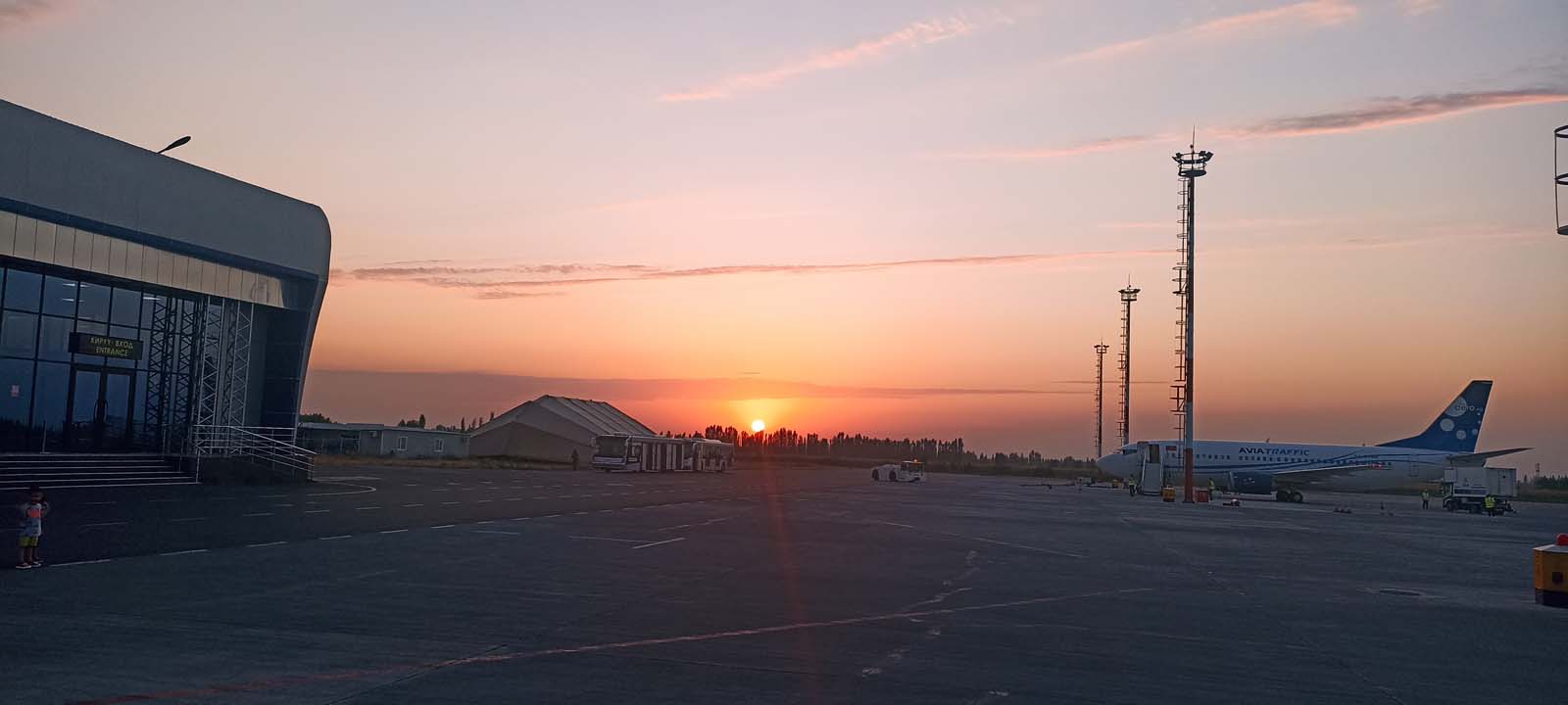 Закат в аэропорту города Ош